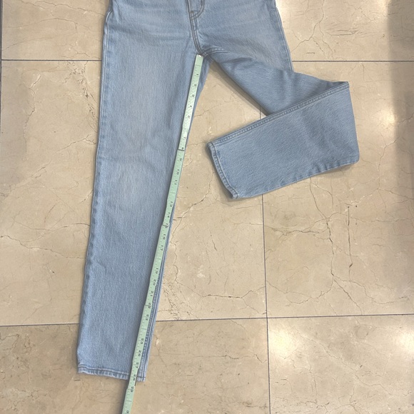 Women Levi’s 70’s High Rise Slim Straight  size 25 in Light Wash - Picture 8 of 8